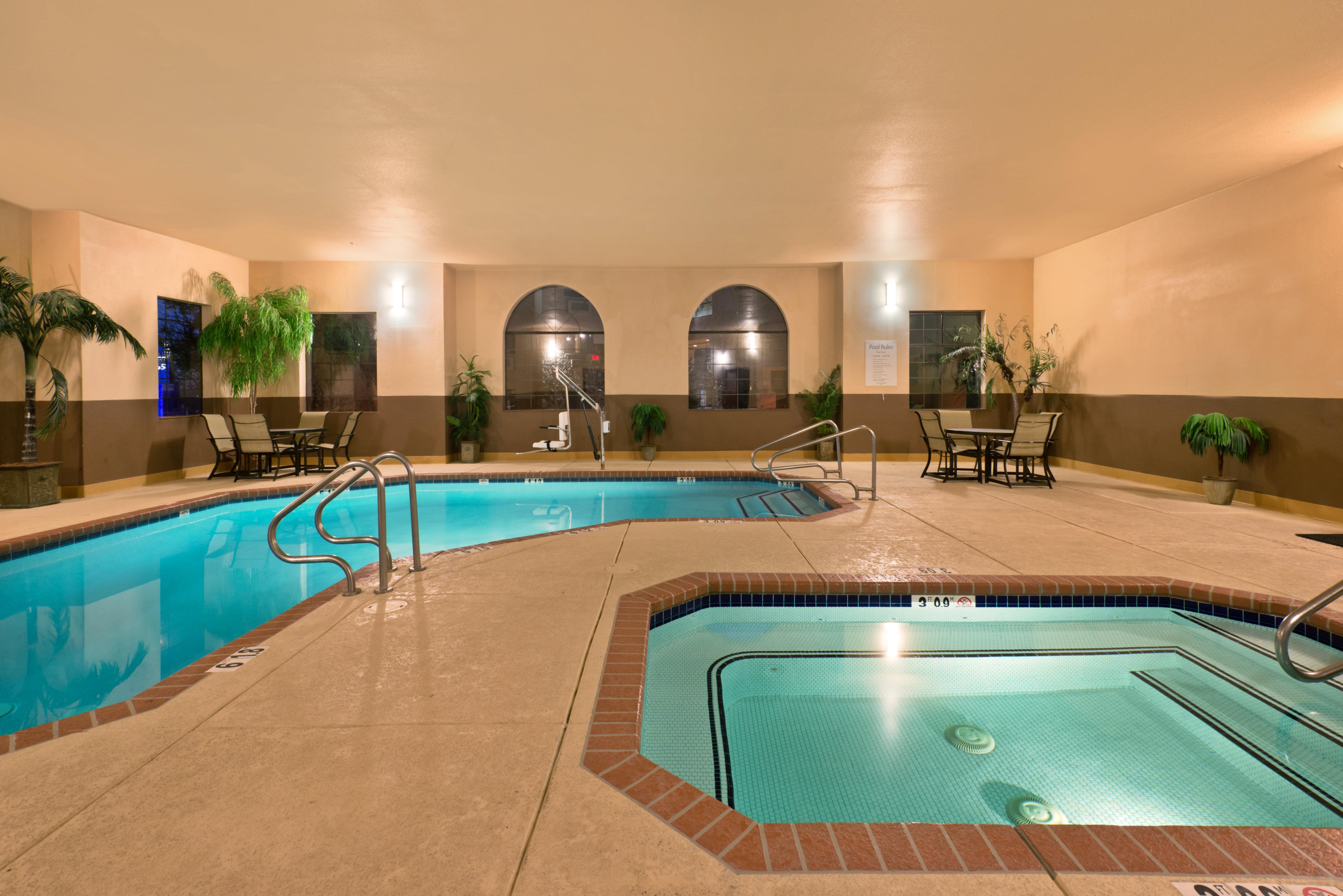Holiday Inn Express Show Low By Ihg Exterior foto